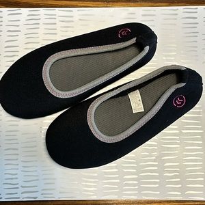Size M/M 6.5-7.5 women’s isotoner slipper- black